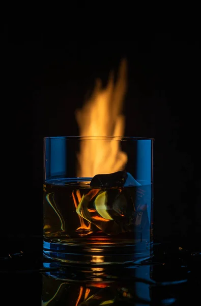 Feu Glace Whisky Sur Fond Noir11 — Photo