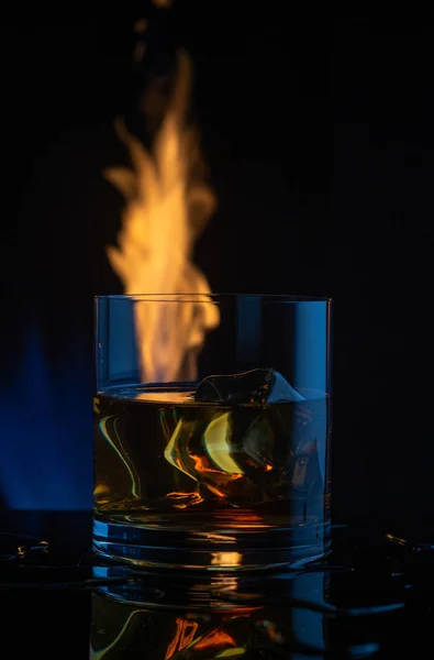 Feu Glace Whisky Sur Fond Noir13 — Photo