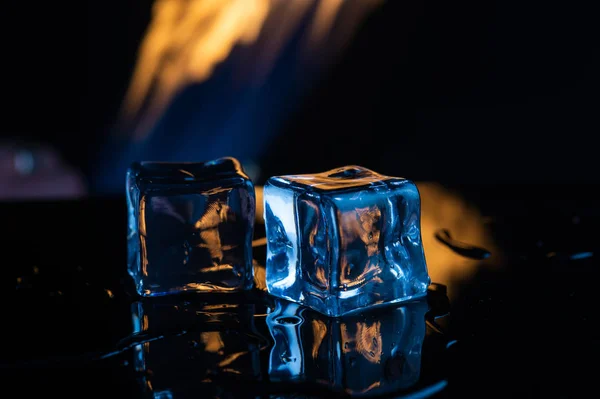 黑色背景上的火和冰 — 图库照片