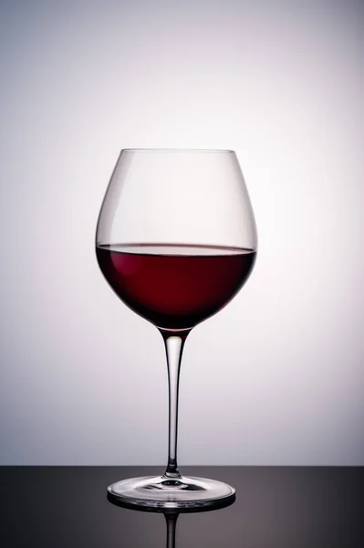 Vin Rouge Dans Verre Vin Sur Fond9 — Photo