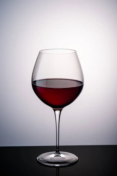 Arka Planda Şarap Kadehinde Kırmızı Şarap — Stok fotoğraf
