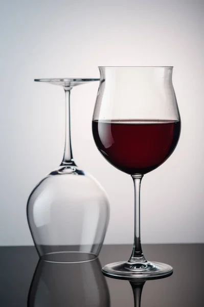 Красное Вино Бокале Ним Бокал Заднем Плане — стоковое фото