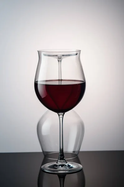 Vin Rouge Dans Verre Vin Derrière Est Encore Verre Sur — Photo