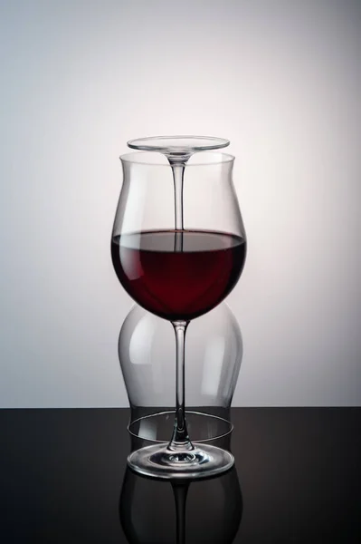 Rotwein Weinglas Dahinter Ist Immer Noch Ein Glas Auf Dem — Stockfoto