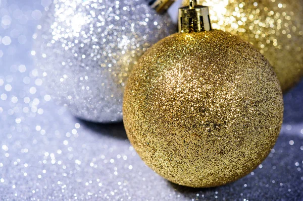 Gouden Zilveren Kerstballen Een Prachtige Achtergrond1 — Stockfoto