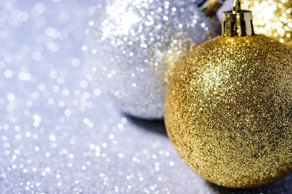 Gouden Zilveren Kerstballen Een Prachtige Achtergrond — Stockfoto