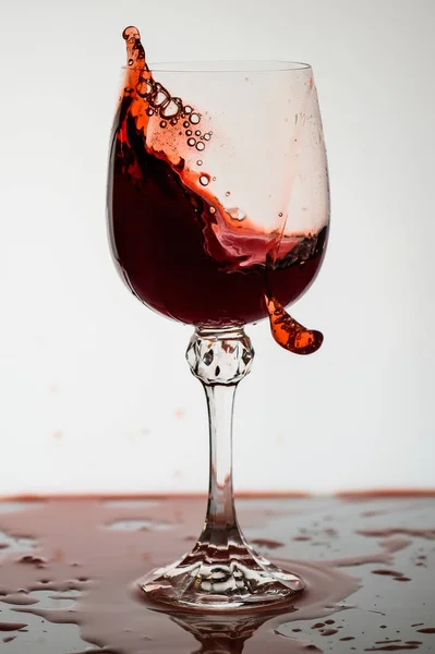 Weintropfen Glas Auf Hellem Hintergrund — Stockfoto