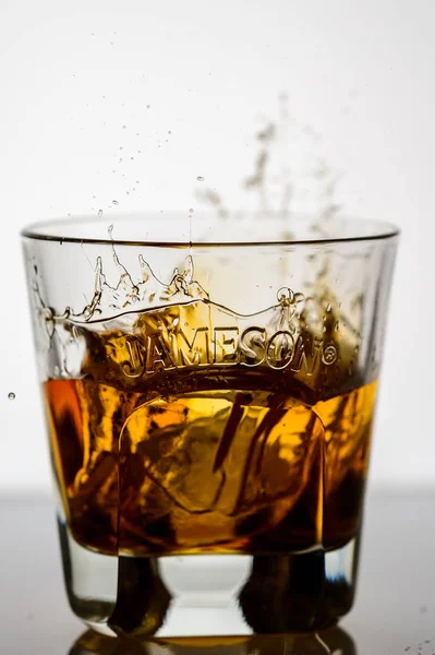 把威士忌倒在后面的杯子里 — 图库照片