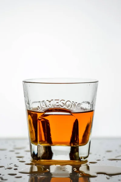 把威士忌倒在后排的杯子里 — 图库照片