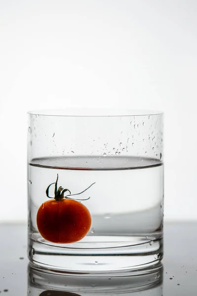 Πιτσιλίζοντας Νερό Από Μια Ντομάτα Ένα Ποτήρι Ουίσκυ — Φωτογραφία Αρχείου