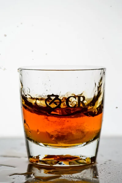 Splashing Whiskey Glass Background4 — Stock Photo, Image