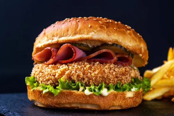 Hamburger Met Spek Zwarte Achtergrond — Stockfoto