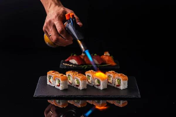 Nahaufnahme Frisches Sashimi Mit Grün Auf Holztisch — Stockfoto