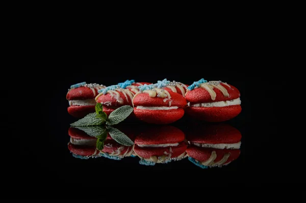 Macaroons Vermelhos Fundo Preto — Fotografia de Stock