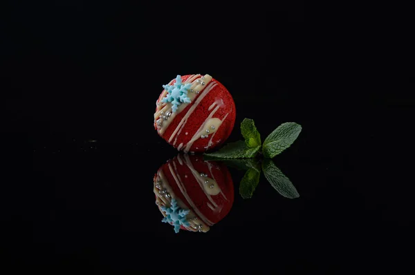 Macarons Rouges Sur Fond Noir — Photo