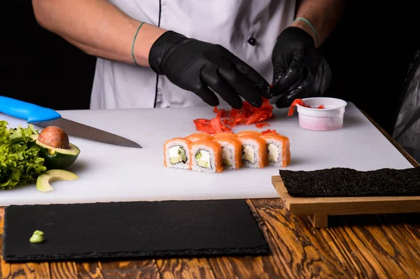 Chef Menyiapkan Sushi Secara Bertahap — Stok Foto