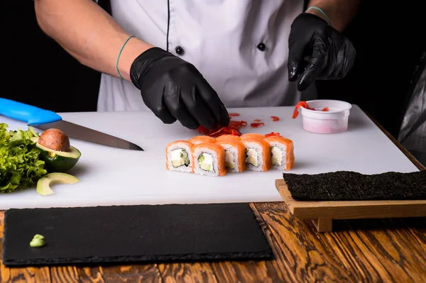 Séf Készíti Sushi Szakaszokban — Stock Fotó