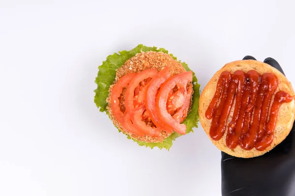 Montage Eines Hamburgers Auf Weißem Hintergrund — Stockfoto