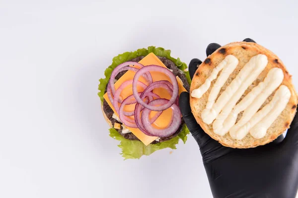 Stufenweise Montage Eines Hamburgers Auf Weißem Hintergrund — Stockfoto