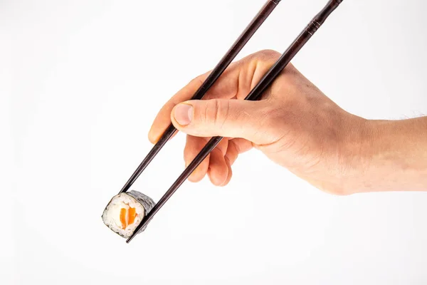 軽い背景で寿司の箸の間を転がす6 — ストック写真