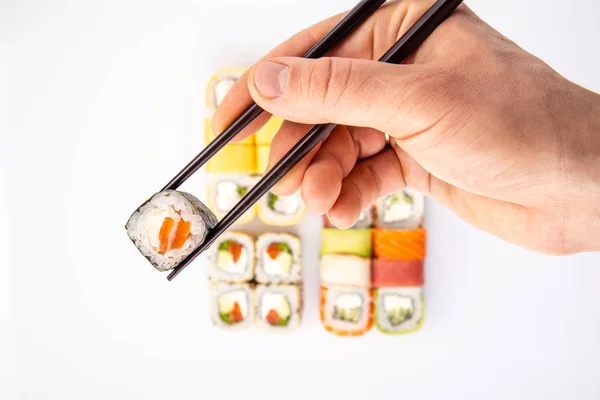 Rolki Między Pałeczki Sushi Tle Zestawu Lekkim Tle Dla Menu7 — Zdjęcie stockowe