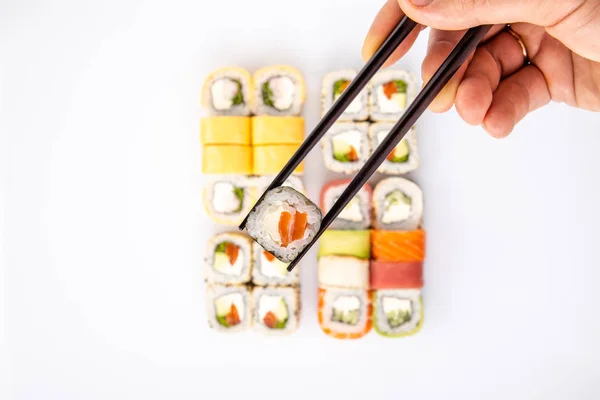 Rolki Między Pałeczki Sushi Tle Zestawu Lekkim Tle Dla Menu2 — Zdjęcie stockowe