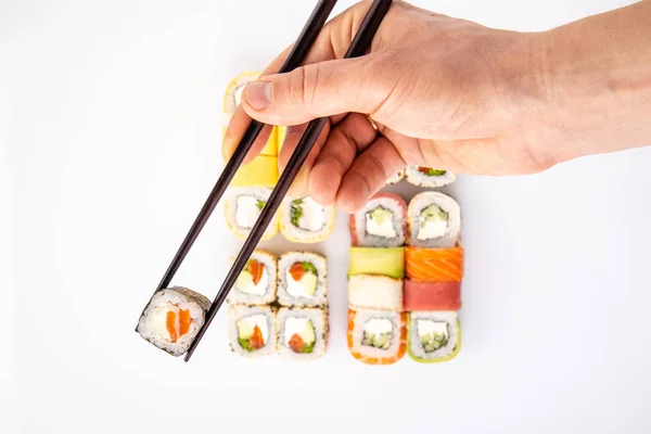 Rolki Między Pałeczkami Sushi Tle Zestawu Jasnym Tle Dla Menu — Zdjęcie stockowe
