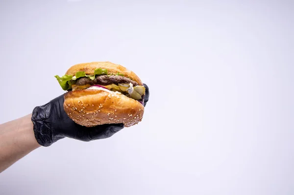 Hamburguesa Las Manos Sobre Fondo Claro Para Menú2 — Foto de Stock