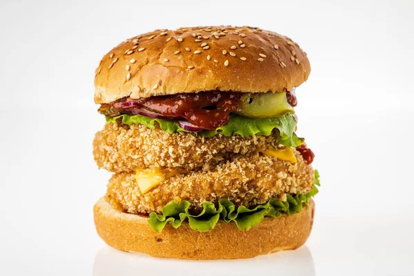 Hamburger Dwoma Klopsikami Kurczaka Jasnym Tle — Zdjęcie stockowe