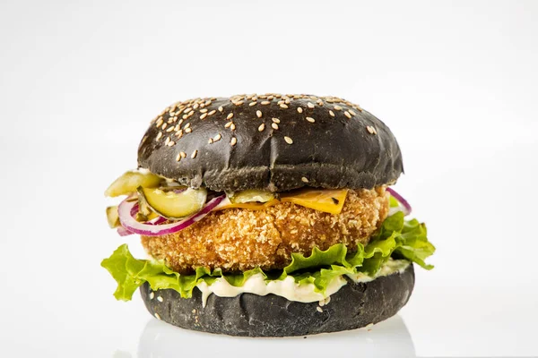 Hamburger Bułką Czarnego Ciasta Kotlet Kurczaka Menu Restauracji Jasnym Tle — Zdjęcie stockowe