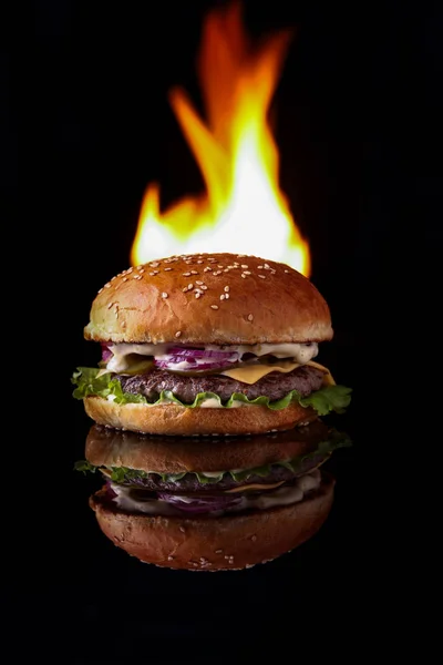 Burger Ogniem Czarnym Tle Dla Strony1 — Zdjęcie stockowe