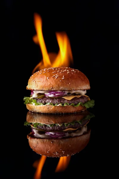 Burger Mit Feuer Auf Schwarzem Hintergrund Für Die Site6 — Stockfoto