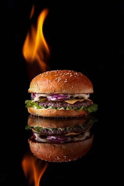 Burger Mit Feuer Auf Schwarzem Hintergrund Für Die Site7 — Stockfoto