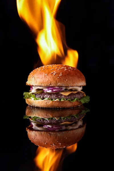 Burger Mit Feuer Auf Schwarzem Hintergrund Für Die Site — Stockfoto