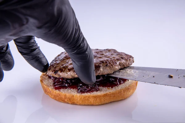 Phasenweise Montage Eines Hamburgers Auf Hellem Hintergrund — Stockfoto