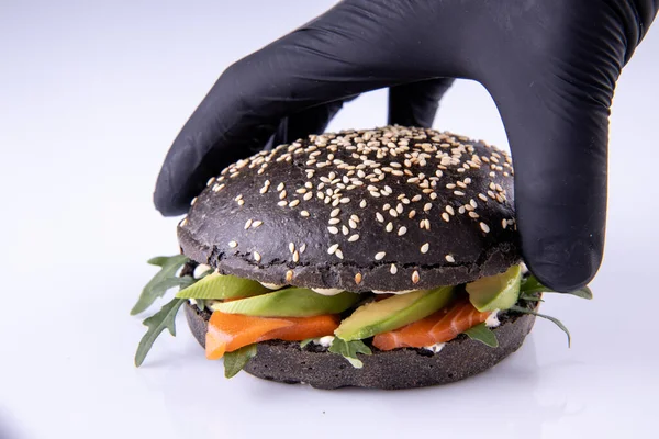 Burger Mit Schwarzem Teig Und Lachs Auf Hellem Hintergrund — Stockfoto