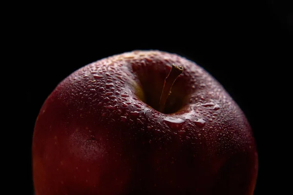 Rött Äpple Svart Bakgrund — Stockfoto