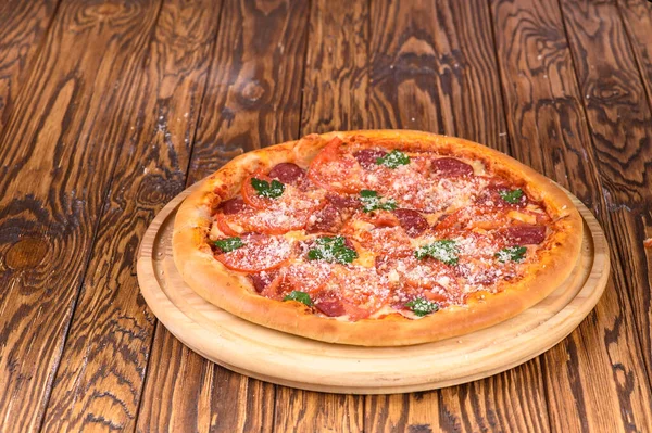 Leckere Pizza Auf Einem Holztisch Für Ein Menü — Stockfoto