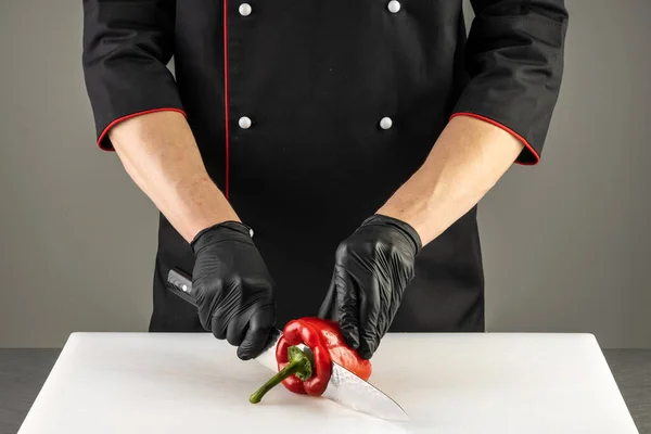 chef cuts red bell pepper for cooking2