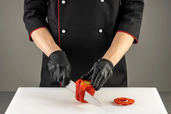 Chef Schneidet Rote Paprika Zum Kochen — Stockfoto