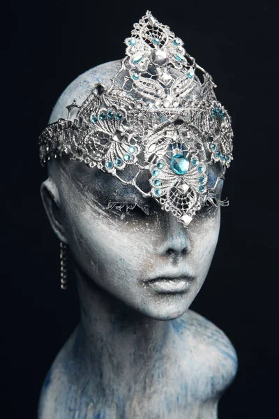 Mannequin head with silver crown