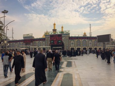 Kerbela, Bağdat, Irak, 06 09 2019: İmam Hüseyin'in Türbesi. Hz. Abbas'ın türbesi. Kerbela ve Tasoa. İmam Hüseyin'in Türbesi ile Hz. Abbas'ın türbesi arasında beinolharamein'de yürümek.