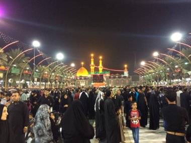 Kerbela, Bağdat, Irak, 06 09 2019: İmam Hüseyin'in Türbesi. Hz. Abbas'ın türbesi. Kerbela ve Tasoa. İmam Hüseyin'in Türbesi ile Hz. Abbas'ın türbesi arasında beinolharamein'de yürümek.