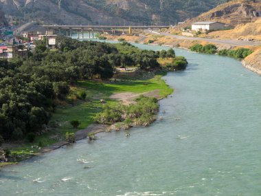 İran 'ın Rudbar şehrinden Sepidrood Nehri' ni geçmek. İran 'daki üçüncü uzun nehir..