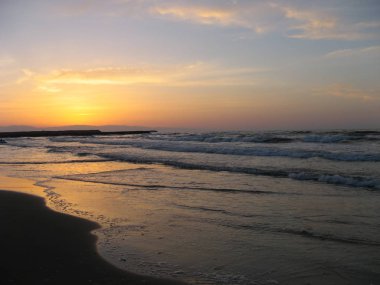 Günbatımı gökyüzü soyut arka plan. Denizde sarı günbatımı gökyüzü. Gün batımında gökyüzü altın zaman-yaz sezonunda gündoğumu zamanı. Sıcak renk gökyüzü sarı. Metin için boşluk.