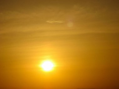 Günbatımı gökyüzü soyut arka plan. Denizde sarı günbatımı gökyüzü. Gün batımında gökyüzü altın zaman-yaz sezonunda gündoğumu zamanı. Sıcak renk gökyüzü sarı. Metin için boşluk.