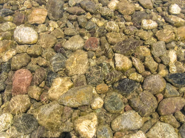 Klares Flusswasser Unter Sonnenlicht Flusssteine Klaren Flusswasser Hintergrund Von Flussfarbenen — Stockfoto