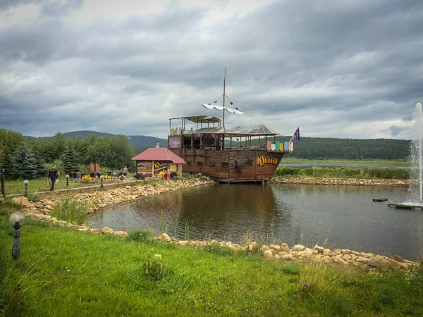 Chelyabinsk Rusia 2019 Restaurante Barco Madera Junto Cascada Lugar Recreo — Foto de Stock