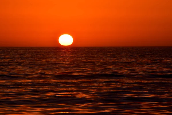 Красный Закат Над Океаном Прекрасный Восход Светящийся Морской Рассвет Атлантический — стоковое фото