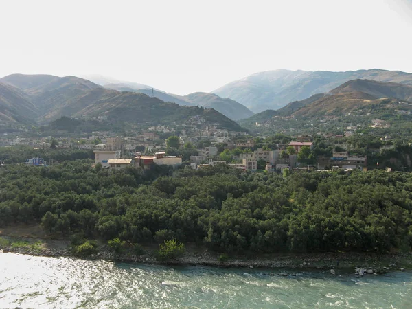 Cruzando Río Borde Ciudad Irán Montaña Bosque Río Cielo Ciudad — Foto de Stock